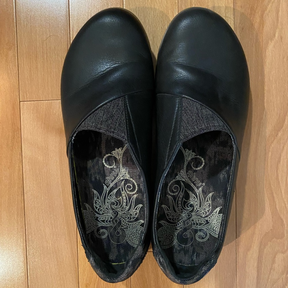Ahnu Black Leather Shoe (Size 7.5)